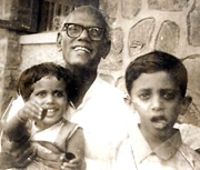 Shantaram Athavale with grandchildren Rajeev and Vrunda